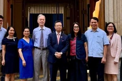 Đại sứ Việt Nam tại Pháp gặp gỡ nhà thiết kế Minh Hạnh và Giám đốc Trung tâm Văn Miếu - Quốc Tử Giám