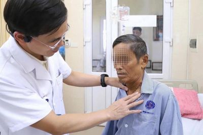 Hút thuốc lá lâu năm, người đàn ông mắc ung thư thực quản, khối u nằm sát động mạch chủ
