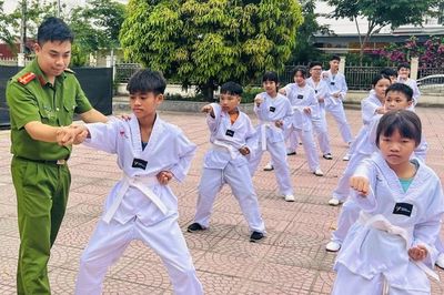 Công an xã mở lớp võ miễn phí cho trẻ em