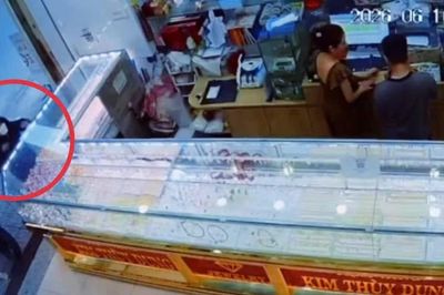 'Nữ quái' giả nam vào tiệm vàng cướp giật tài sản