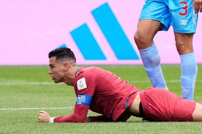 Ronaldo bị phàn nàn vì chơi trọn 90 phút, HLV Bồ Đào Nha nói gì?
