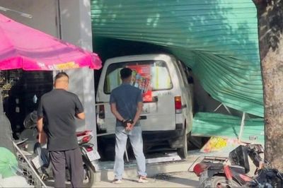 Ô tô lao vào siêu thị sau cú húc của xe tải