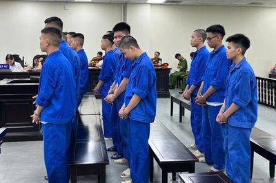 Hà Nội: Nhóm thiếu niên phục kích, dùng gạch ném nhau khiến 1 người tử vong