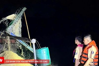Bắt quả tang hai tàu khai thác cát trái phép trên sông Lam