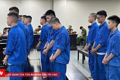 Hỗn chiến bằng gạch đá sau màn nẹt pô, 17 bị cáo lĩnh án