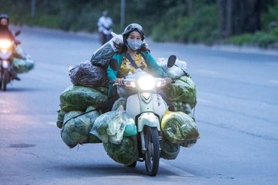 Tài xế không bằng lái vẫn vô tư điều khiển xe máy 'cõng' hàng cồng kềnh ở Hà Nội