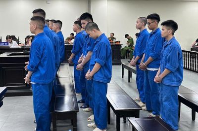 Hai nhóm 'quái xế' hỗn chiến bằng gạch ở Hà Nội, 1 người tử vong