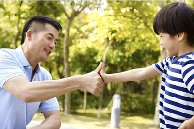 Vì sao trẻ càng được khen nhiều lại càng dễ tổn thương?