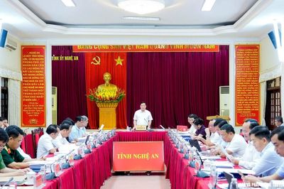 Bí thư Tỉnh ủy Nguyễn Khắc Thận chủ trì phiên họp của Ban Thường vụ Tỉnh ủy