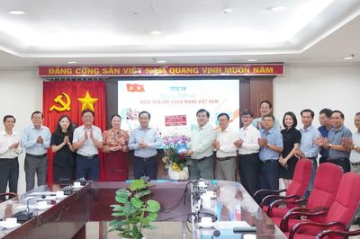 Chủ tịch UBND TP Hồ Chí Minh thăm và chúc mừng đội ngũ người làm báo TTXVN