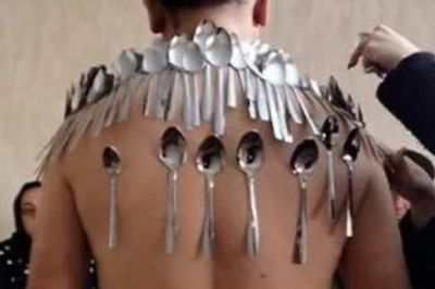 Kỳ lạ người đàn ông có cơ thể 'hút đồ vật' 96 chiếc thìa bám chặt không rơi một chiếc