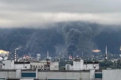 Ukraine tung đòn UAV lớn chưa từng thấy vào Moscow, đánh trúng nhà máy lọc dầu chiến lược
