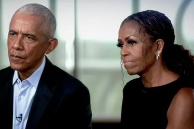Michelle Obama gây ấn tượng với váy đen lệch vai sang trọng