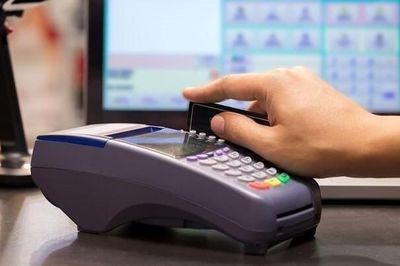 Cảnh giác dịch vụ 'đảo thẻ tín dụng', rút tiền trái quy định qua máy POS