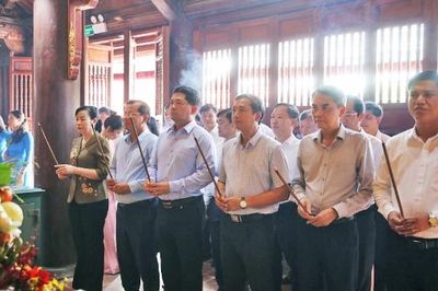 Bí thư Tỉnh ủy Bắc Ninh Nguyễn Hồng Thái dâng hương Đền thờ Tiến sĩ Thân Nhân Trung