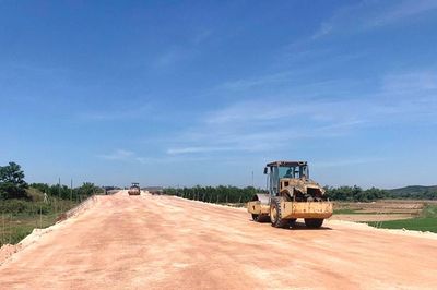 Gỡ vướng mặt bằng thi công đường dẫn vào cầu