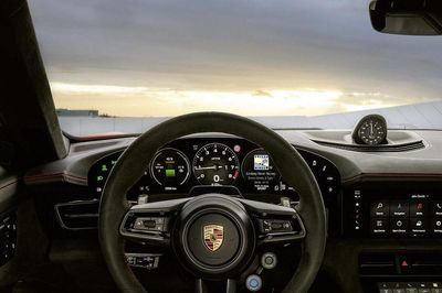 Porsche Taycan 2027: Công nghệ E-Shift giả lập cảm giác lái xe xăng có thực sự cần thiết?