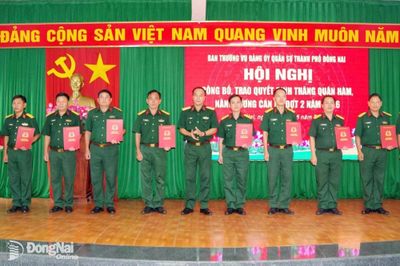 Đảng ủy Quân sự thành phố Đồng Nai trao quyết định thăng quân hàm, nâng lương nhiều cán bộ, sĩ quan
