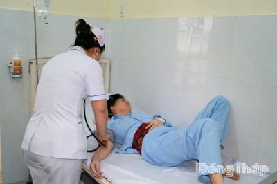 Số trường hợp nghi ngộ độc thực phẩm sau khi ăn bánh mì thịt tăng lên 93 người, các cơ sở y tế tích cực điều trị