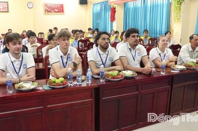 Giao lưu giữa sinh viên quốc tế và học sinh Trường THPT Cao Lãnh 1