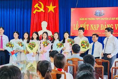 23 học sinh Trường THPT chuyên Lê Quý Đôn được kết nạp vào Đảng