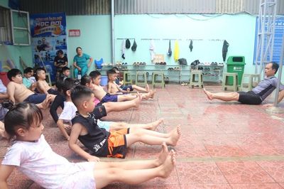 Dạy bơi miễn phí cho 40 thiếu nhi