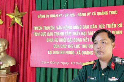Đoàn KTQP 726 tuyên truyền, vận động Nhân dân xã biên giới Quảng Trực