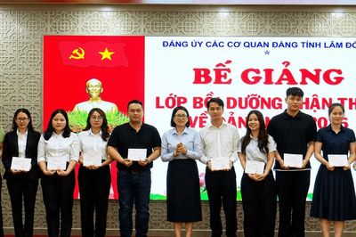 50 quần chúng ưu tú hoàn thành lớp bồi dưỡng nhận thức về Đảng