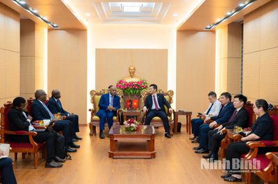 Lãnh đạo UBND tỉnh tiếp xã giao Đoàn công tác Bộ Nông nghiệp và Lâm nghiệp Angola
