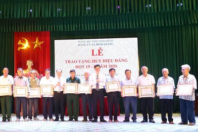Đảng ủy xã Bình Giang tổ chức Lễ trao Huy hiệu Đảng cho 21 đảng viên