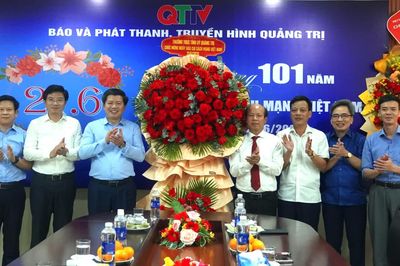 Đồng chí Phó Bí thư Thường trực Tỉnh ủy chúc mừng Báo và phát thanh, truyền hình Quảng Trị nhân Ngày Báo chí Cách mạng Việt Nam 21/6