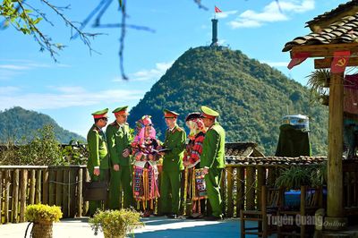Công an xã Lũng Cú: Đồng hành cùng phát triển du lịch bền vững