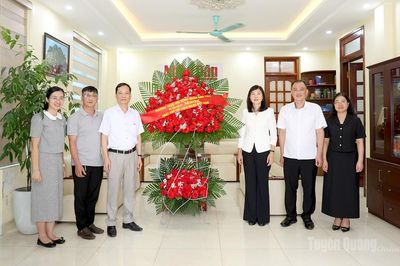Phó Chủ tịch HĐND tỉnh Phạm Thị Minh Xuân chúc mừng các cơ quan báo chí Trung ương thường trú tại Tuyên Quang và Hội Văn học Nghệ thuật tỉnh