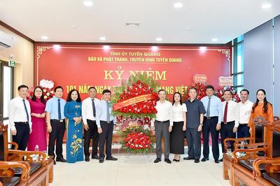 Đồng chí Phó Bí thư Tỉnh ủy, Chủ tịch HĐND tỉnh Nguyễn Văn Sơn chúc mừng Báo và phát thanh, truyền hình Tuyên Quang nhân Ngày Báo chí Cách mạng Việt Nam