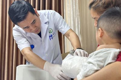 Cứu bàn tay bé trai 22 tháng tuổi gần đứt rời do máy dập cốc
