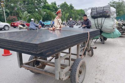 CSGT đón lõng xử lý loạt xe cũ nát, tự chế chở hàng cồng kềnh trên Đại lộ Thăng Long