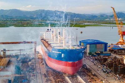 Hạ thủy tàu hàng rời quốc tế 45.000 tấn tiết kiệm nhiên liệu tại Hạ Long