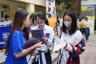 Phụ huynh bắt đầu cuộc đua tìm trường đại học cho con