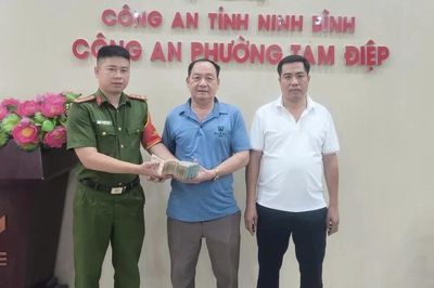 Ninh Bình: Nhặt được 500 triệu đồng bên đường, người đàn ông giao nộp Công an