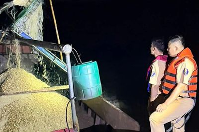 Cảnh sát bắt quả tang 2 tàu 'cát tặc' trên sông Lam