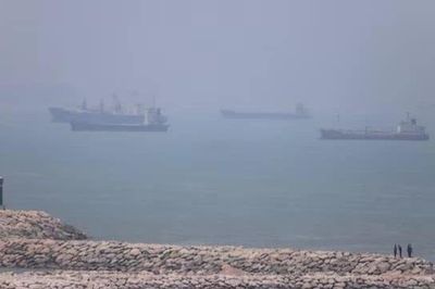 Ba tàu dầu đầu tiên nối lại hành trình qua Hormuz