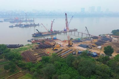 Khẩn trương thi công cầu Trần Hưng Đạo bắc qua sông Hồng