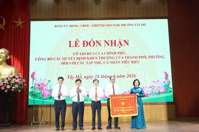 Phường Tây Hồ đón nhận Cờ thi đua của Thủ tướng Chính phủ