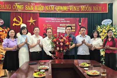 Trưởng Ban Tuyên giáo và Dân vận Tỉnh ủy Nông Thanh Tùng chúc mừng Báo và Phát thanh, Truyền hình Cao Bằng nhân Ngày Báo chí Cách mạng Việt Nam 21/6