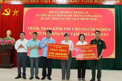 Bí thư Tỉnh ủy Phan Thăng An trao kinh phí hỗ trợ người nghèo và xóa nhà tạm, nhà dột nát cho xã Bế Văn Đàn và Hạnh Phúc