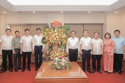 Phó Tổng Kiểm toán nhà nước Doãn Anh Thơ chúc mừng Thông tấn xã Việt Nam