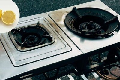 Thứ ai cũng có trong bếp lại là 'khắc tinh' của dầu mỡ bám lâu ngày