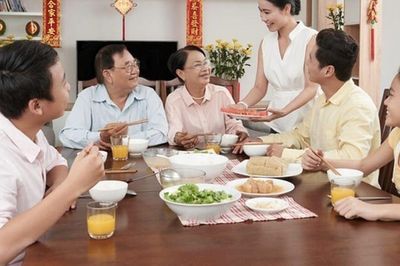 4 điều nên tránh trên bàn ăn: Cách ứng xử tưởng nhỏ nhưng 'lộ' rõ giáo dưỡng
