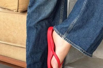 Dép xỏ ngón đỏ gây sốt hè 2026: Món đồ nhỏ nhưng đủ sức 'cứu' cả outfit