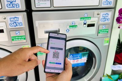 Người dùng trải nghiệm trạm giặt sấy tự phục vụ và không dùng tiền mặt